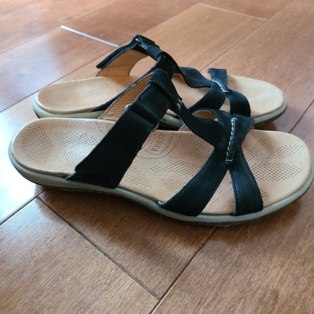 Acorn sandals sz 6